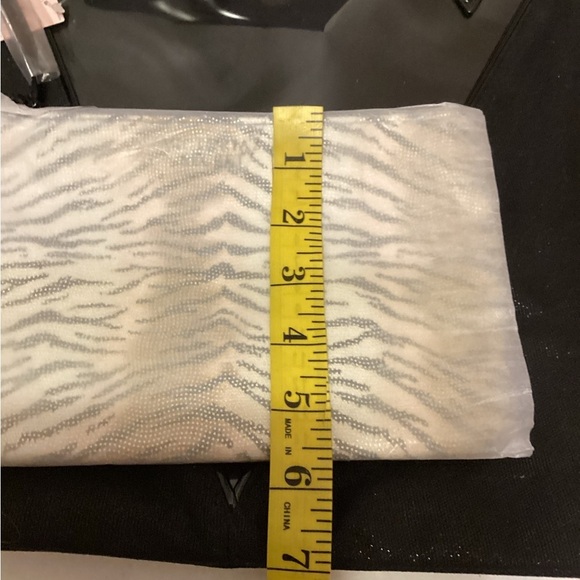 Victoria Secret Tote Bag With Makeup Bag NWT - Picture 5 of 7